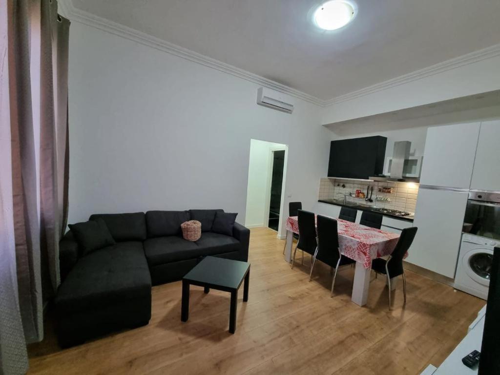 Piazza Colombo-Apartments Sanremo Bagian luar foto
